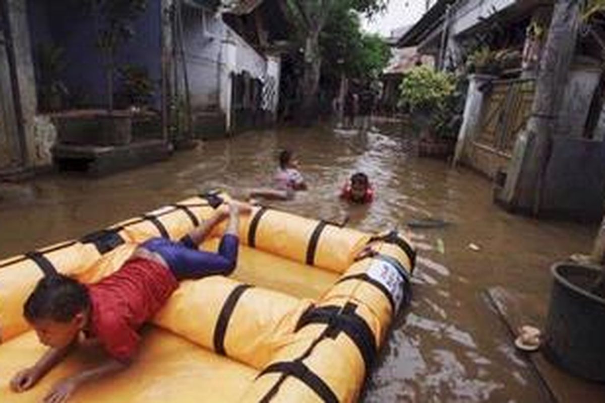 Air mulai surut namum tampak masih mengenang di sejumlah rumah warga dan jalan-jalan di Kampung Pulo, Pondok Labu, Jakarta, Senin (31/10/2011). Banjir terjadi pada Minggu malam dengan ketingian air hingga setinggi dada orang dewasa. Banir merendam wilayah RW 03 terjadi setelah hujan lebat dan air tak terbendung Kali Krukut yang telah menyempit.