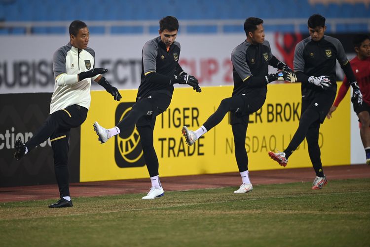 Kiper Tim Nasional Indonesia Nadeo Argawinata (kedua kiri) bersama rekan-rekannya berlatih dalam sesi latihan resmi jelang pertandingan leg 2 babak semi final Piala AFF 2022 di Stadion Nasional My Dinh, Hanoi, Vietnam, Minggu (8/1/2023). Pelatih Shin Tae-yong menegaskan timnya tidak menargetkan seri tetapi menang melawan Timnas Vietnam dalam pertandingan leg 2 pada Senin (9/1/2023) untuk lolos ke babak final. ANTARA FOTO/Aditya Pradana Putra/YU