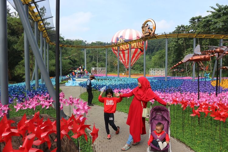 Pengunjung berpose di dekat De Wind Mills di Cimory Dairyland, Bogor, Jawa Barat.