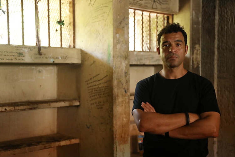 Jurnalis investigasi, Raphael Rowe, kembali dalam musim keempat serial dokumenter Inside The Worlds Toughest Prisons (2020).