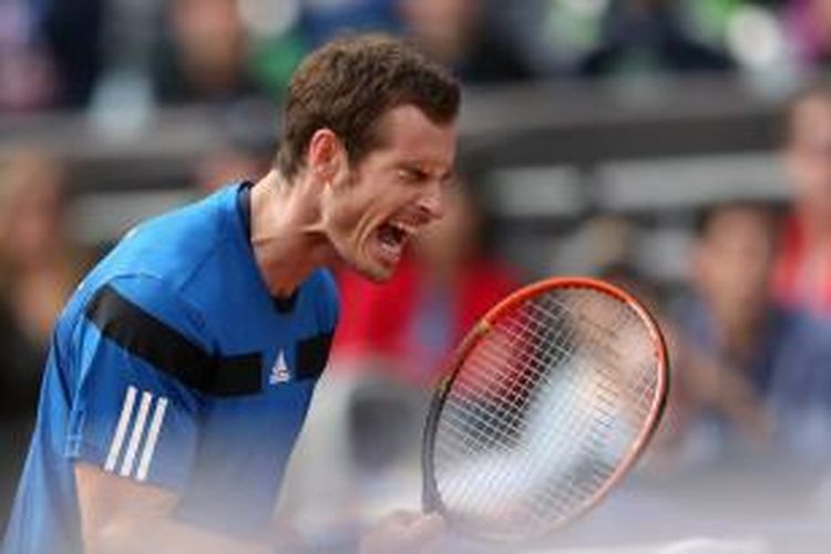 Petenis Inggris, Andy Murray berteriak merayakan kemenangan atas wakil Amerika Serikat, Sam Querrey pada babak pertama Davis Cup di Petco Park, San Diego, Minggu (02/01/2014). Murray menang 7-6(5), 6-7(3), 6-1, 6-3 dan memastikan Inggris lolos ke perempat final.