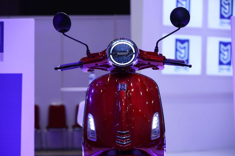 Motor listrik Electro EL02 produksi Mobil Anak Bangsa (MAB) dipamerkan di ajang Periklindo Electric Vehicle Show (PEVS) 2022 di JIExpo Kemayoran, Rabu (27/7/2022). Dua motor listrik yaitu Electro EL03 dan EL02 serta satu sepeda listrik EScooter EL07C produksi MAB akan meluncur di akhir tahun 2022.