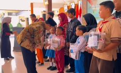 Tekan Angka Putus Sekolah, Pemkab Wonogiri Bagikan Seragam Gratis untuk Belasan Ribu Siswa