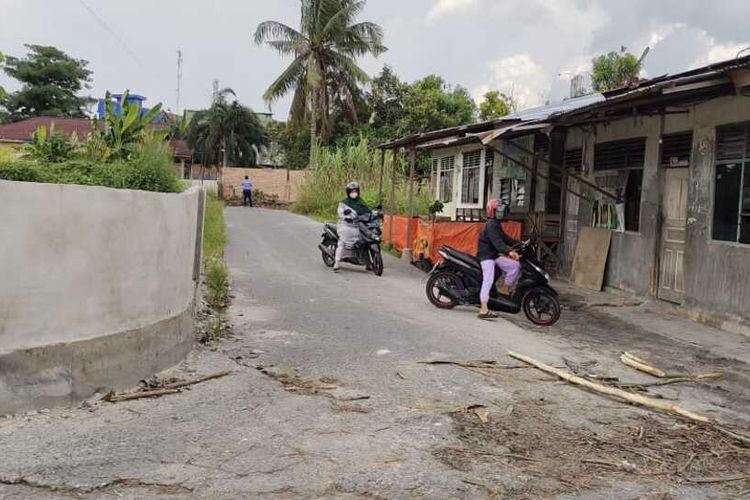 Dua orang pengendara sepeda motor terpaksa putar balik karena jalan ditutup dengan tembok batu bata 2,5 meter, di Kelurahan Penghentian Marpoyan, Kecamatan Marpoyan Damai, Kota Pekanbaru, Riau, Kamis (15/4/2021).