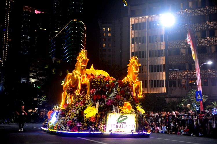 Parade Mobil Hias Bercahaya Memukau Para Penonton Surabaya Vaganza 2026