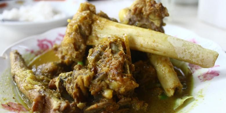 Menu tengkleng gajah tongseng merupakan salah satu menu favorit yang disajikan Warung Tengkleng Gajah berkuah kental bercita rasa khas dengan tulang dan daging kambing berukuran besar. Warung ini berlokasi di Sleman, DI Yogyakarta.