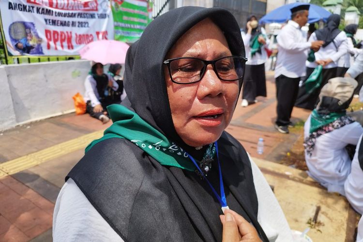 Guru asal Aceh Nita Erna Ramisah (57) saat diwawancarai dalam aksi Forum Passing Grade (FPG) P3K Kemenag di gedung DPR, Jakarta Pusat, Senin (6/11/2023). (KOMPAS.com/XENA OLIVIA)