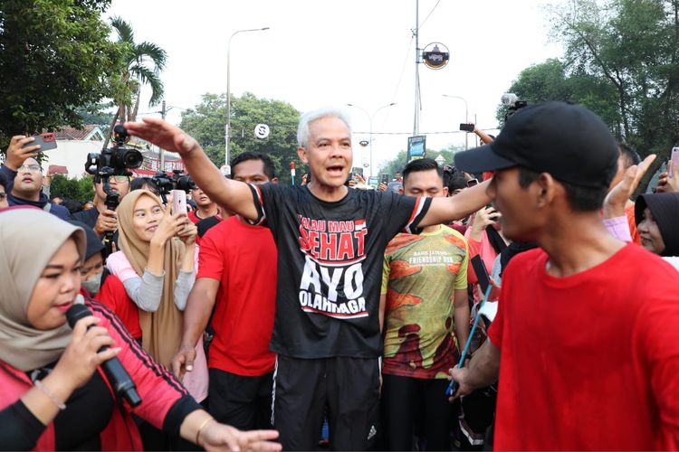 Bacapres PDI-P Ganjar Pranowo saat lari pagi di Alun-alun Kota Serang, Banten, Minggu (28/5/2023)..