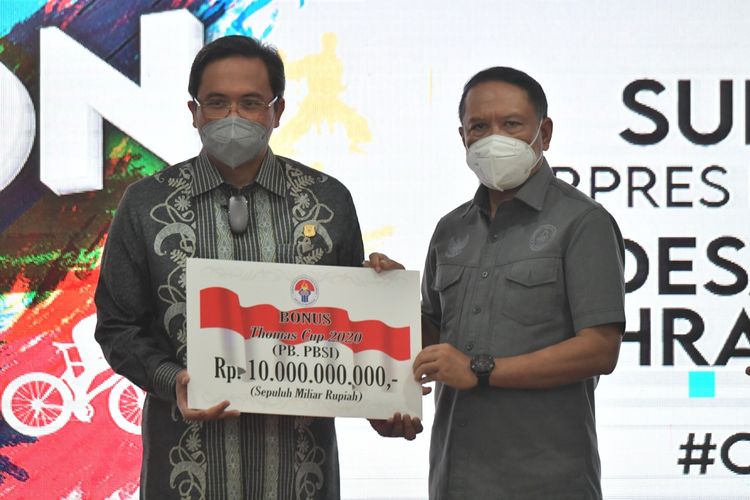 Menpora Zainudin Amali menyerahkan bonus Rp 10 miliar untuk tim Piala Thomas Indonesia lewat PBSI.