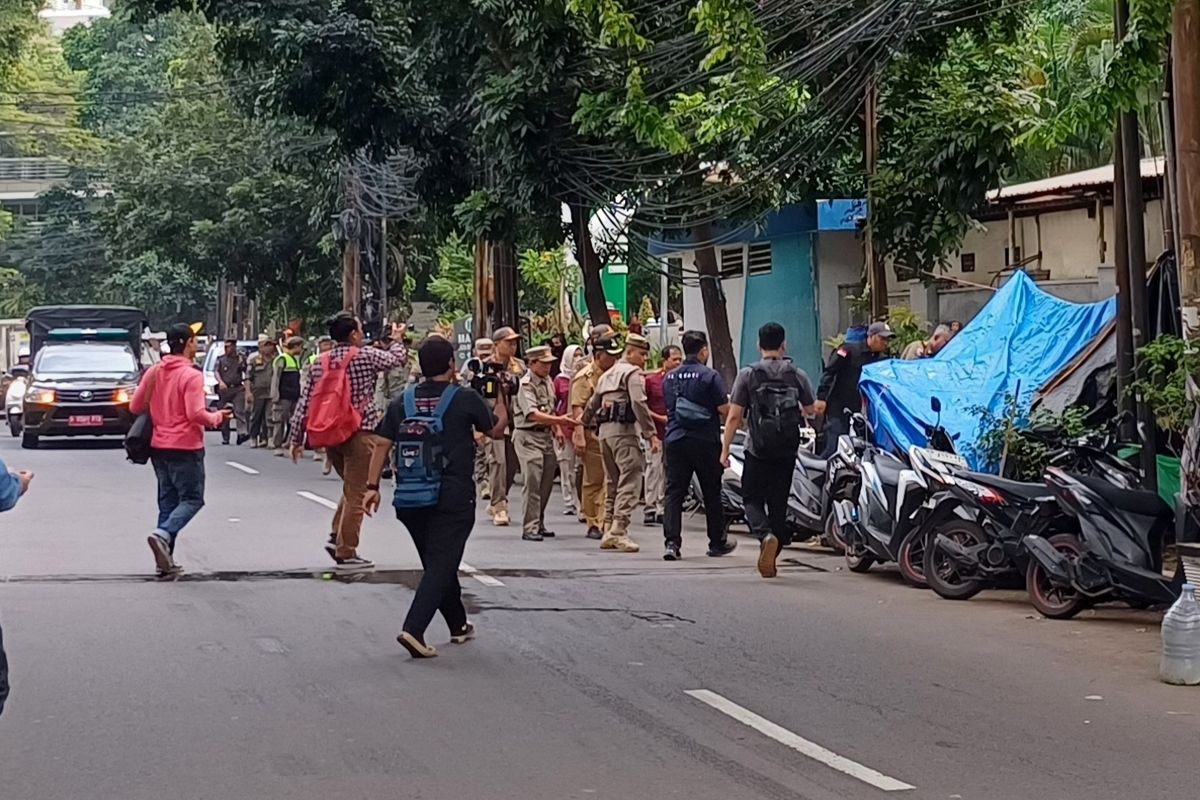 Penampakan sterilisasi Jalan Setiabudi Selatan, Jakarta Selatan, saat petugas gabungan melakukan penertiban belasan tenda pengungsi WNA, Selasa (2/7/2024)