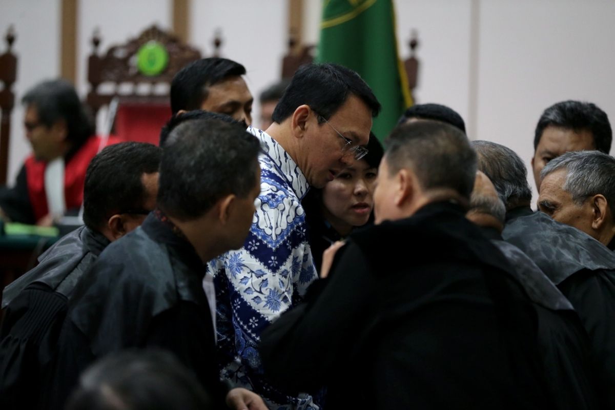 Terdakwa kasus dugaan penodaan agama, Basuki Tjahaja Purnama atau Ahok mengikuti sidang pembacaan putusan di Pengadilan Negeri Jakarta Utara di Auditorium Kementerian Pertanian, Jakarta Selatan, Selasa (9/5/2017). Majelis hakim menjatuhkan hukuman pidana 2 tahun penjara. Basuki Tjahaja Purnama dan kuasa hukumnya menyatakan banding. 