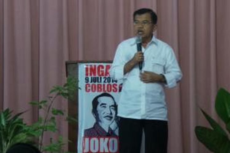 Calon wakil presiden Jusuf Kalla saat berdialog dengan warga di Desa Sanan, Kota Malang, Jawa Timur, Selasa (17/6/2014).