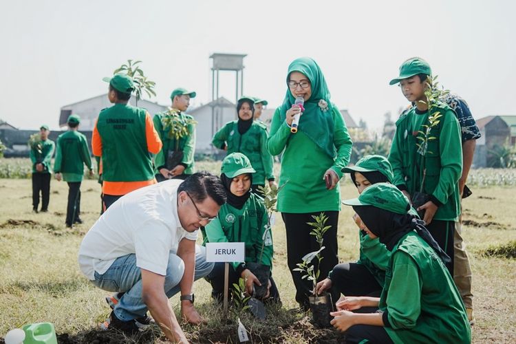 Schneider Indonesia menginisiasi Green Program untuk melakukan penanaman donasi 230 bibit tanaman buah pada lahan seluas 1.140 meter persegi dari total 10.650 meter persegi di lingkungan SMPN 4 kota Kediri, Jawa Timur.