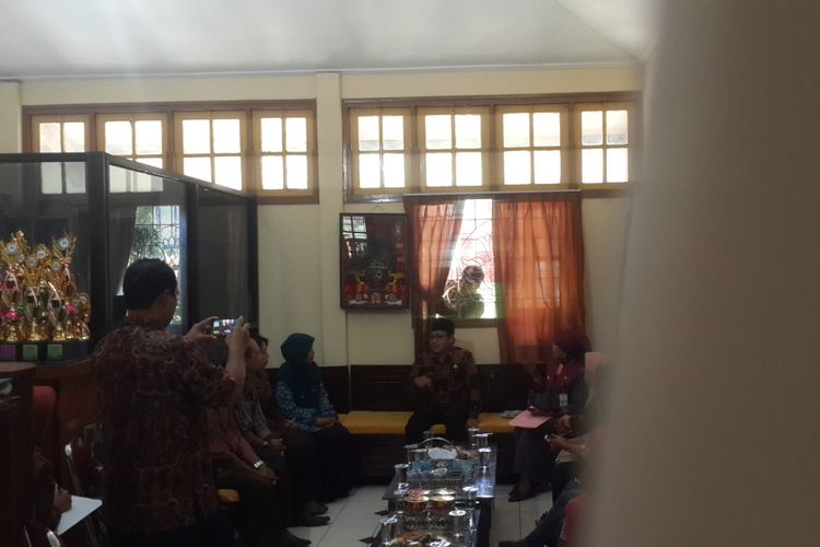 Wakil Wali Kota Malang, Sutiaji saat menggelar pertemuan tertutup di SDN Lowokwaru 3 Kota Malang untuk menindaklanjuti kasus penyetruman oleh kepala sekolah, Kamis (4/5/2017).