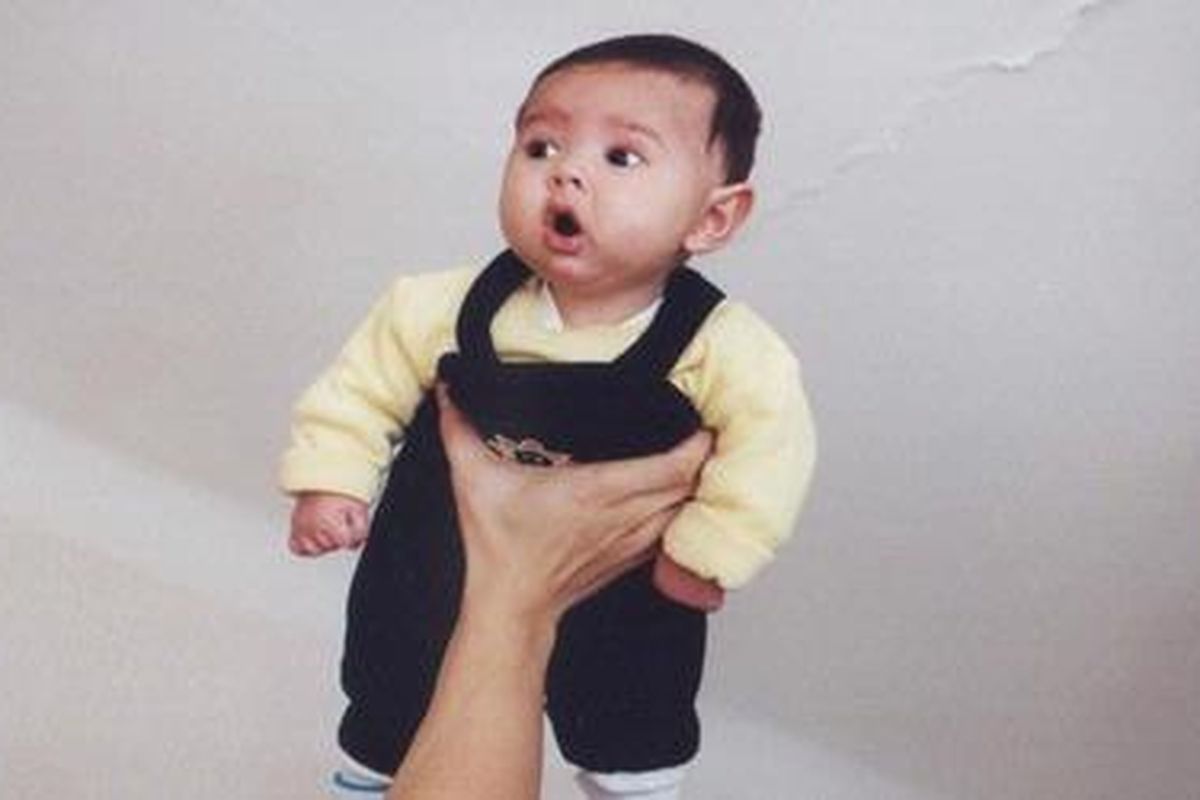 Adam saat berusia 2,5 bulan. Foto ini diambil di minggu pertama kami tiba di Perancis. Adam baru berhenti menangis ketika diangkat seperti terbang. 