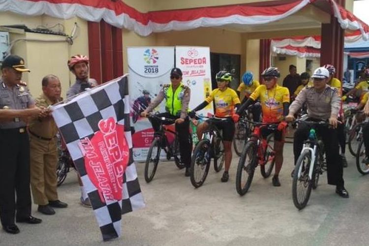 Tim Jelajah Sepeda Nusantara pagi ini dilepas oleh Wakapolres Majene Muhammad Arif dan didampingi oleh Asisten 1 Pemerintah Daerah kota Majene H. Sudirman, Selasa (31/7/2018) pagi, menuju Ibukota Sulawesi Barat, Mamuju.