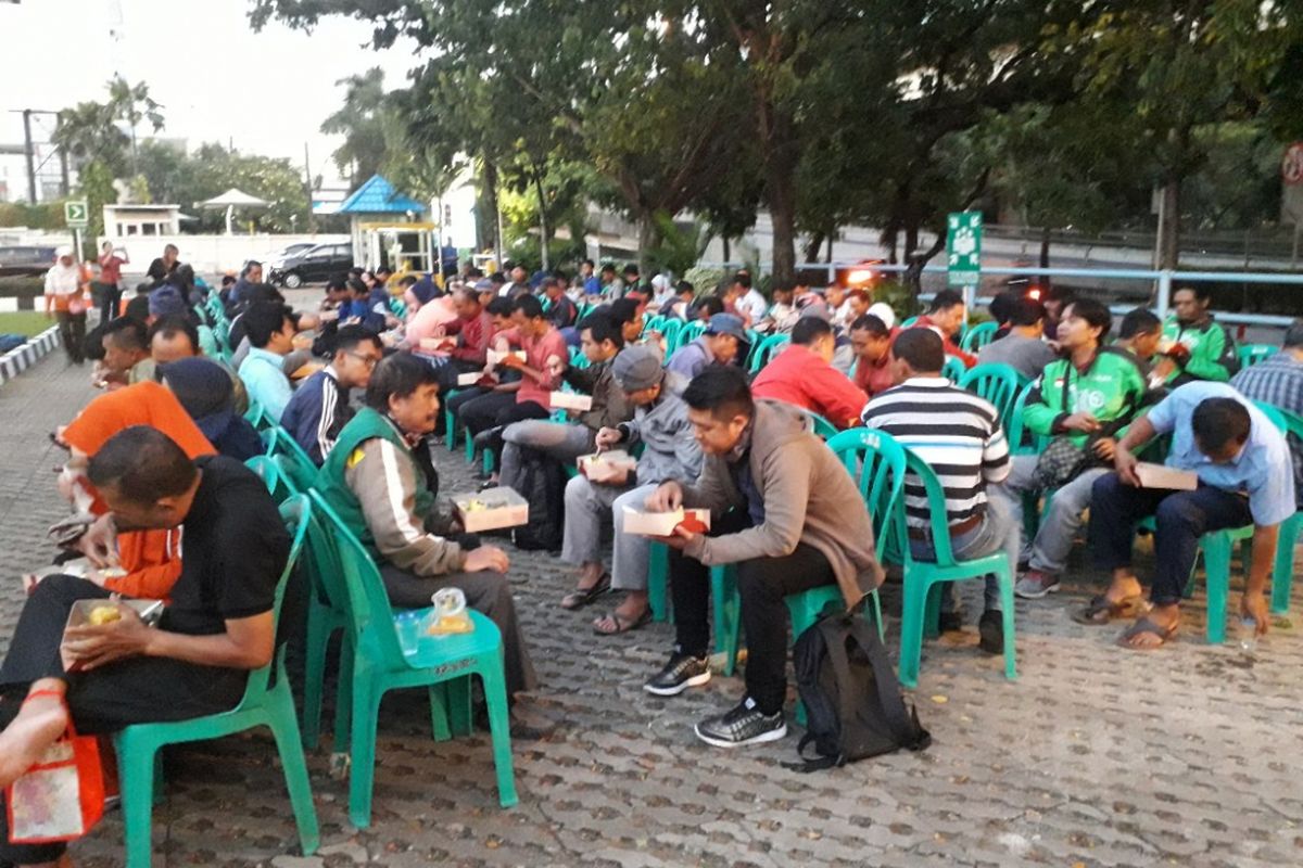 Suasana kegiatan Buka Puasa Gratis di Kantor PT CMNP, Jalan Yos Sudarso, Jakarta Utara, Senin (21/5/2018).