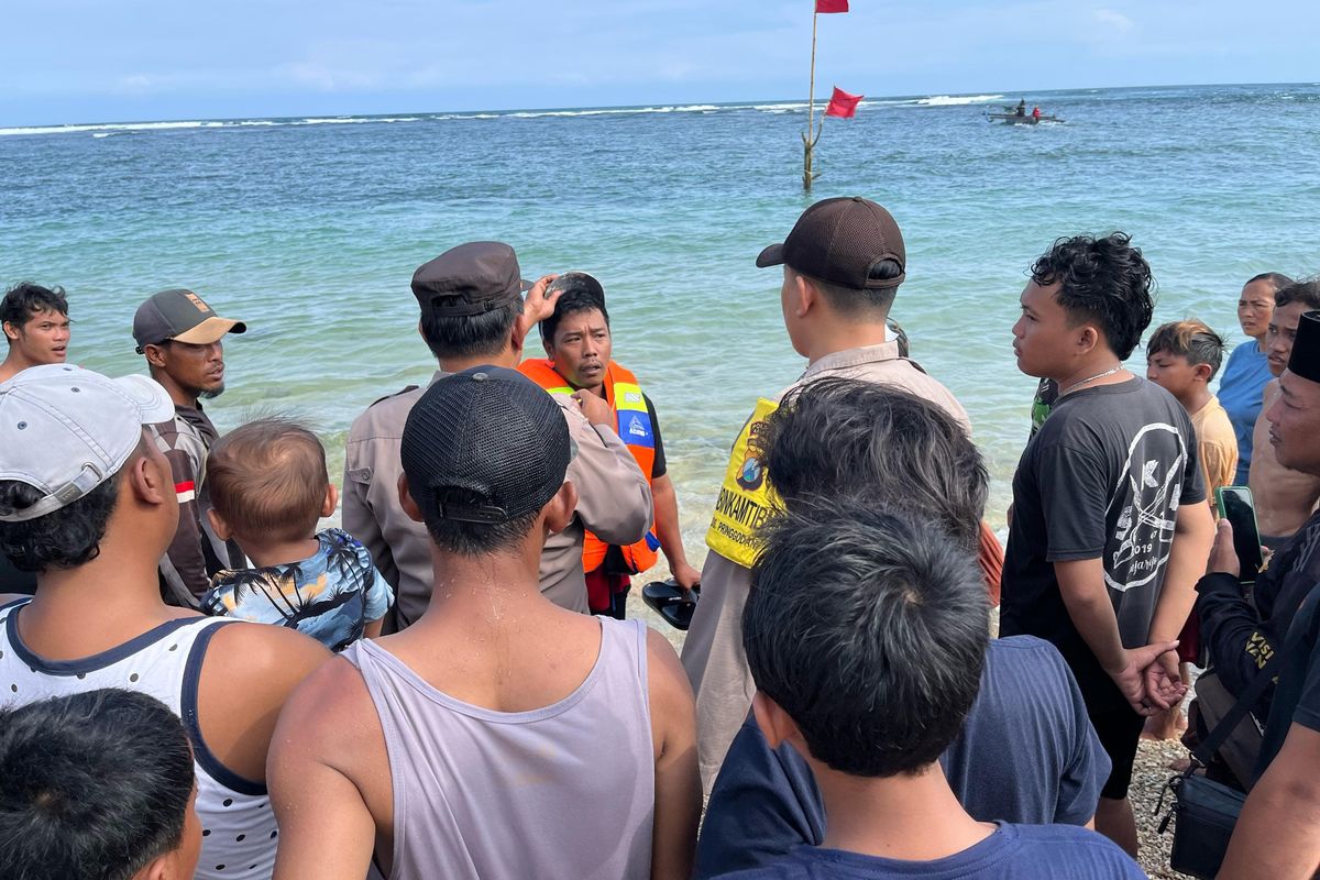 Suasana di area Pantai Balekambang usai tiga remaja terseret ombak, Rabu (9/4/2025).