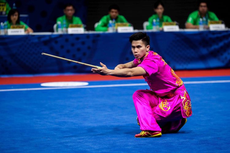 Atlet wushu putra Indonesia, Edgar Xavier Marvelo beraksi dalam final men gunshu putra SEA Games 2019 di World Trade Center, Manila, Filipina, Selasa (3/12/2019). Cabang olahraga wushu melalui Edgar Xavier Marvelo menyumbang medali emas ketujuh untuk Indonesia.