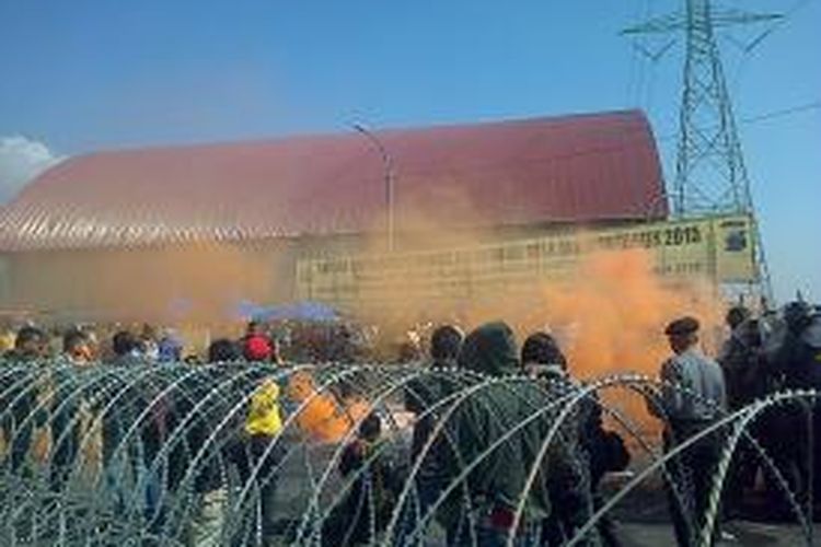 Latihan Sistem Pengamanan Kota (Sispamkota) penanggulangan unjuk rasa anarkhi di halaman Gor Pandanaran, Ungaran, Kabupaten Semarang, Jumat (31/07/2015) siang