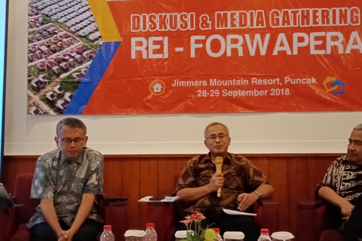 Ketua DPP REI Soelaeman Soemawinata bersama Sekretaris Jenderal Ikatan Ahli Pracetak dan Prategang Indonesia (IAPPI) Hari Nugraha Nurjaman, serta Sekretaris Dirjen Penyediaan Perumahan Kemenpupera, Dr Dadang Rukmana, pada diskusi dan temu media REI - Forwapera di Jimmers Mountain Resorts, Puncak, Jumat (28/9/2018).  