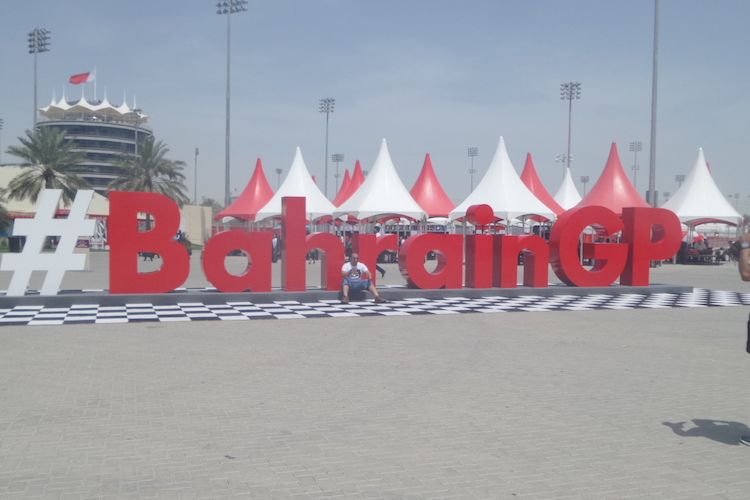 ulisan #BahrainGP menjadi spot foto yang paling diincar oleh para pengunjung yang datang ke Sirkuit Internasioanl Bahrain, Sakhir.