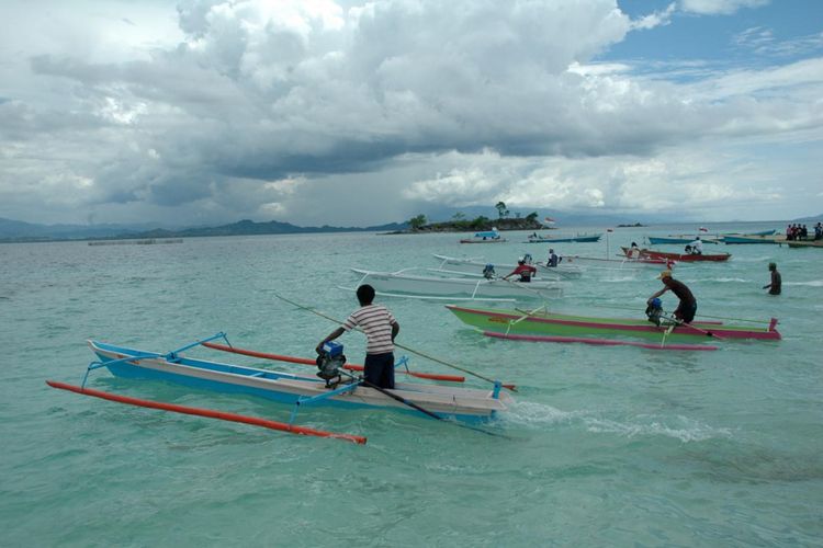 Balap perahu yang disajikan saat festival pariwisata di Kabupaten Gorontalo Utara. 