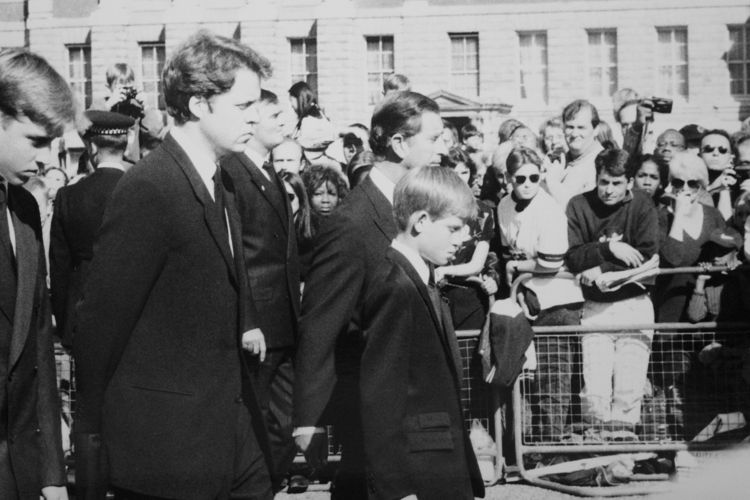 Prosesi pemakaman Putri Diana pada 6 September 1997. Dalam foto ini terlihat Pangeran Charles, Pangeran William, Pangeran Harry, dan Earl Charles Spencer.