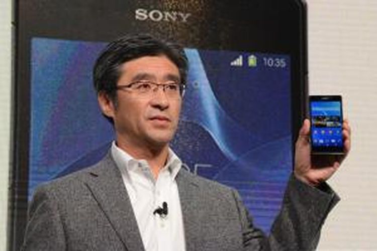 Kunimasa Suzuki, President and CEO, Sony Mobile Communications, memamerkan Xperia Z2