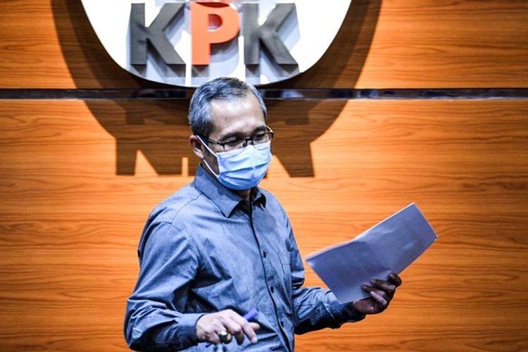 Wakil Ketua KPK Alexander Marwata bersiap melakukan konferensi pers penetapan tersangka kasus dugaan penerimaan gratifikasi bersama Bupati Malang periode tahun 2010-2015 dan periode 2016?2021 Eryck Armando Talla di gedung KPK, Jakarta, Kamis (30/7/2020). KPK menetapkan Eryck Armando Talla sebagai tersangka bersama Bupati Malang periode tahun 2010-2015 dan periode 2016?2021 Rendra Kresna yang telah ditetapkan tersangka pada 10 Oktober 2018 lalu dengan jumlah total dugaan penerimaan gratifikasi sebesar Rp7,1 miliar. ANTARA FOTO/M Risyal Hidayat/aww.