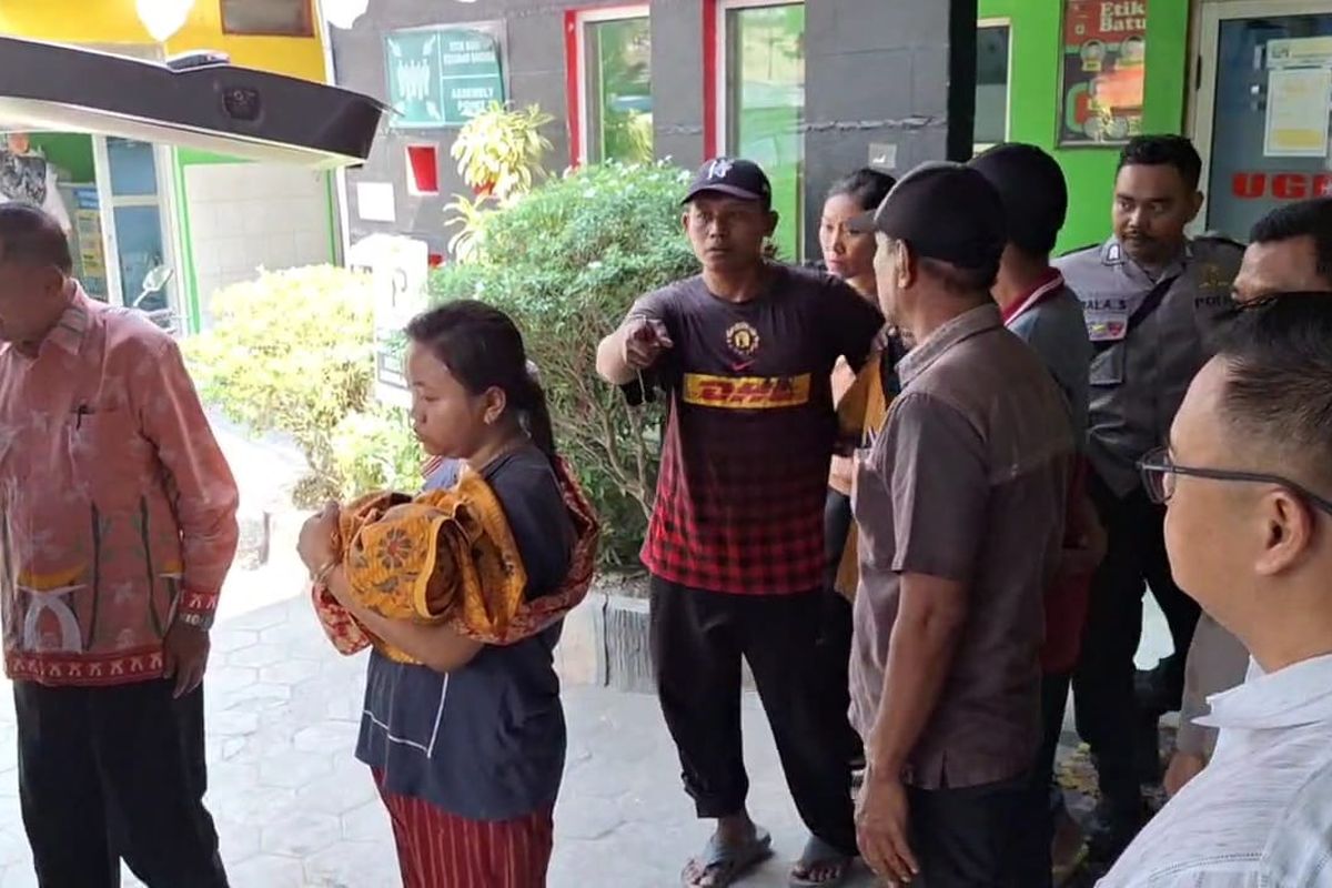 ANGKAT JENAZAH—Orang tua korban mengangkat jenazah EL (1,5) balita asal Desa Legundi, Kecamatan Karangjati, Kabupaten Ngawi, Jawa Timur yang tewas tertabrak mobil pikup milik orang tuanya sendiri, Senin (11/8/2025).