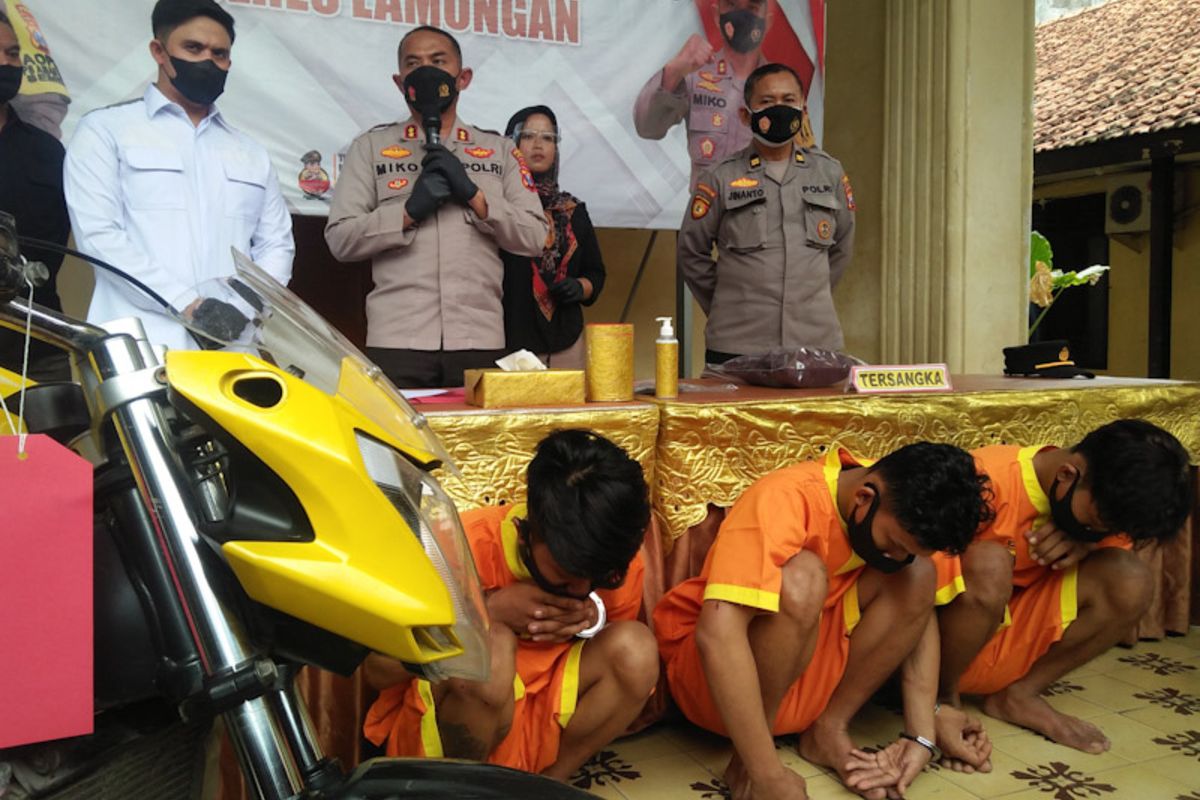 Ketiga pemuda yang diamankan oleh petugas kepolisian di Lamongan dalam aksi pembacokan di muka umum, saat rilis pengungkapan kasus di Mapolsek Babat, Kamis (13/1/2022).