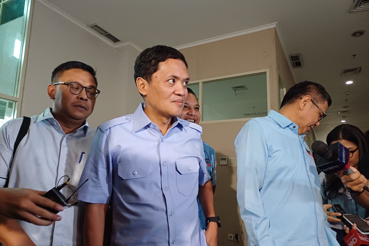Wakil Ketua Tim Kampanye Nasional (TKN) Prabowo-Gibran Habiburokhman (tengah) saat mendatangi kantor Bawaslu Jakarta Pusat, Rabu (3/1/2024).