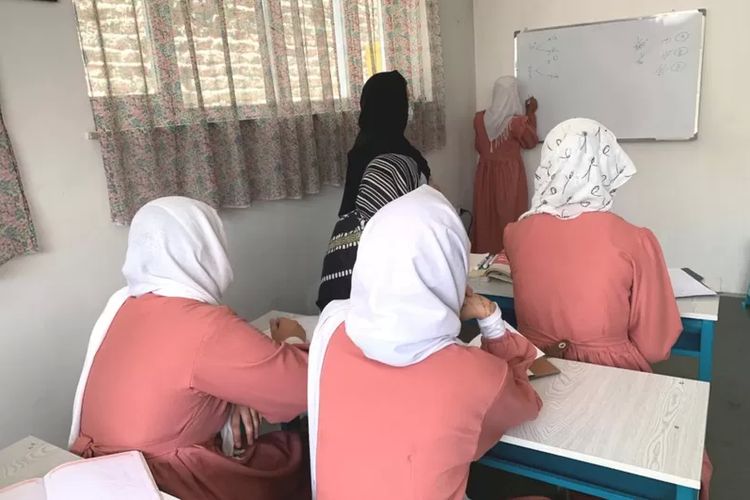 Seorang siswi di sekolah rahasia di Afghanistan mengatakan, Kita harus berani. Jika kita berani, tak ada yang bisa menghentikan kita.