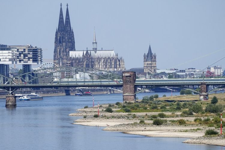 Ketinggian air di Sungai Rhine tampak rendah di Cologne, Jerman, Rabu, 10 Agustus 2022. Kekeringan yang belum pernah terjadi sebelumnya melanda hampir setengah dari benua Eropa, merusak ekonomi pertanian, memaksa pembatasan air dan mengancam spesies air. Ketinggian air turun di sungai-sungai besar seperti Danube, Rhine dan Po.