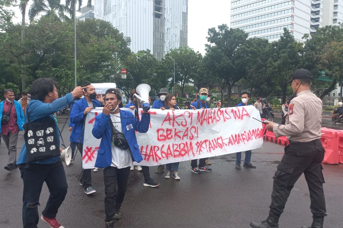 Sejumlah mahasiswa yang hendak menggelar aksi demonstrasi mulai berdatangan ke kawasan Patung Kuda Arjuna Wiwaha, Jakarta Pusat, Kamis (21/4/2022).