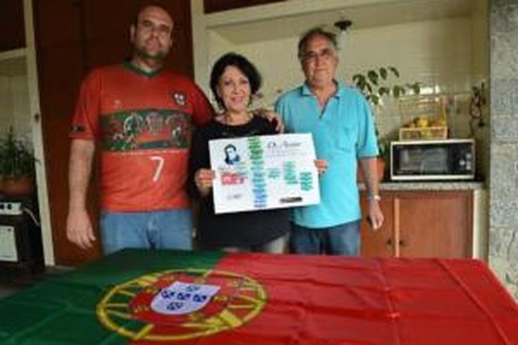 Rogers Aveiro (kiri) bersama ibunya, Sandra dan sang ayah, Armando. Rogers ternyata adalah sepupu jauh bintang Portugal, Cristiano Ronaldo.
