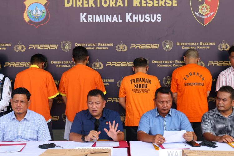 Konferensi pers kasus pembobolan dana nasabah oleh karyawan bank di Kepulauan Riau, Jumat (10/11/2023).