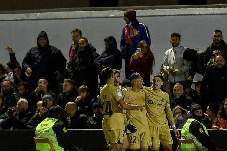 Raphinha (Barcelona) saat tengah merayakan keberhasilannya mencetak gol buat Barcelona ke gawang Ceuta dalam babak 16 besar Copa del Rey. Lag Ceuta vs Barcelona digelar di Stadion Alfonso Murube pada 19 Januari 2023. (Foto dari JORGE GUERRERO/AFP)