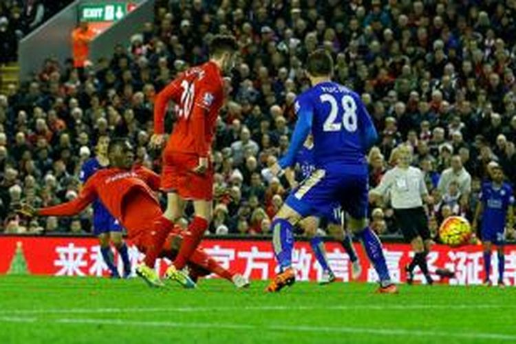 Christian Benteke menjadi penentu kemenangan Liverpool atas Leicester City di Anfield, Sabtu (6/12/2015).