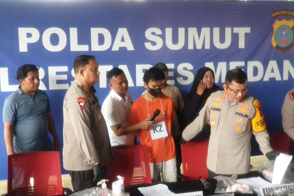 Kapolrestabes Medan Kombes Pol Teddy John Sahala Marbun saat memaparkan kasus pembunuhan pemilil doorsmeer, Kamis (28/12/2023)