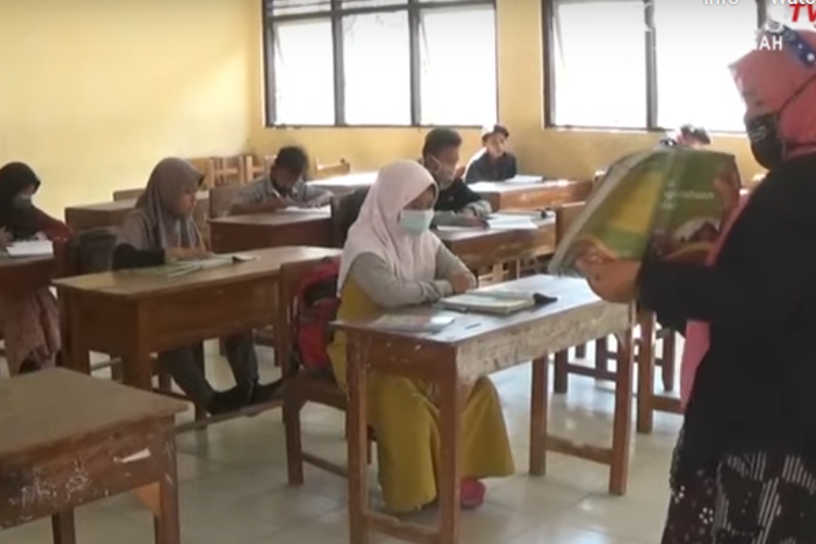 Suasana belajar di SMP Negeri 02 Jatibarang, Brebes, Jawa Tengah, Kamis (6/8/2020).