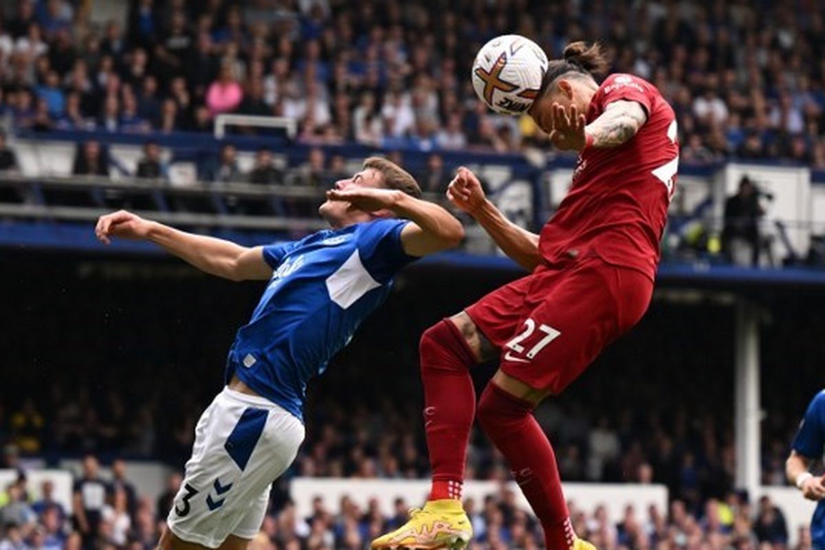 Penyerang Liverpool Darwin Nunez (kanan) berduel dengan salah satu pemain Everton dalam laga lanjutan Liga Inggris 2022-2023 di Stadion Goodison Park, Inggris, Sabtu (3/9/2022) malam WIB. Terkini, Liverpool dan Everton akan kembali bertanding pada pekan ke-23 Liga Inggris 2022-2023. Laga Liverpool vs Everton dijadwalkan berlangsung di Stadion Anfield pada Selasa (14/2/2023) dini hari WIB. Di artikel ini tersaji link live streaming Liverpool vs Everton.