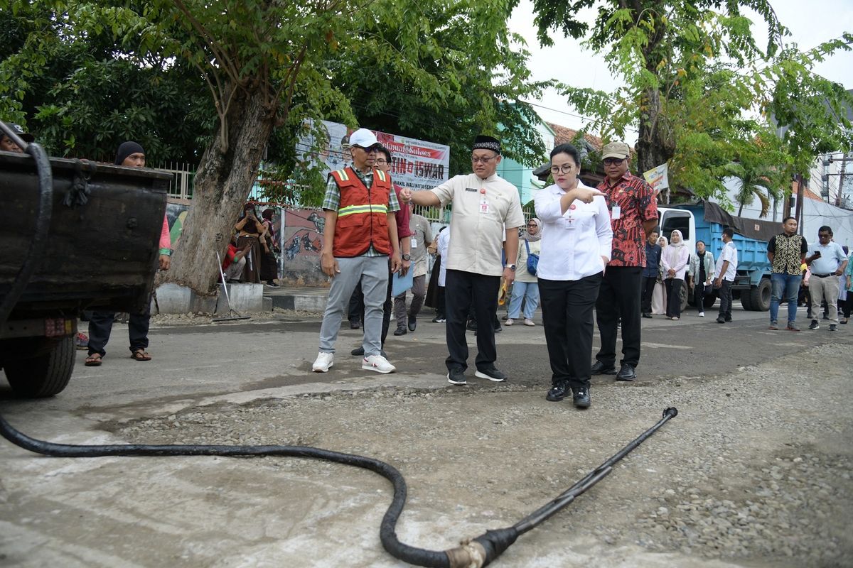 Wali Kota (Walkot) Semarang Agustina Wilujeng Pramestuti saat meninjau perbaikan jalan sekitar Jalan K.H. Ahmad Dahlan, Pekunden, Kota Semarang, Jumat (7/3/2025). 
