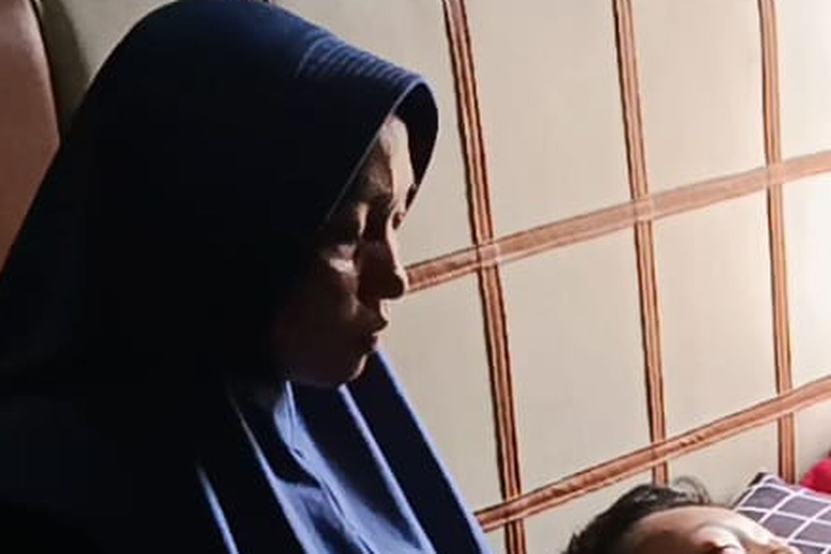 Ibu Dewangga merawat putranya yang hanya terbaring lemas di tempat tidurnya usai diduga dipaksa teman pondoknya minum larutan HCL.