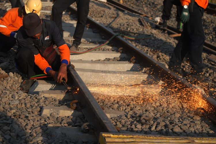 Petugas melakukan perbaikan di lokasi anjloknya Kereta Api (KA) barang Nomor KA 2511 A di wilayah Desa Karangwader, Kecamatan Penawangan, Kabupaten Grobogan, Jawa Tengah, Minggu (4/8/2019) sore.