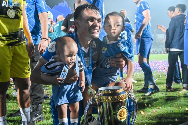 Rachmat Irianto gelandang Persib Bansunf bersama dua anak laki-lakinya berfoto bersama dengan trofi Liga 1 2023-2024. Irianto punya makna atas juara Persib kali ini. 