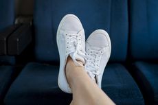5 Cara Mencuci Sepatu Putih agar Tidak Menguning dan Tampak Seperti Baru