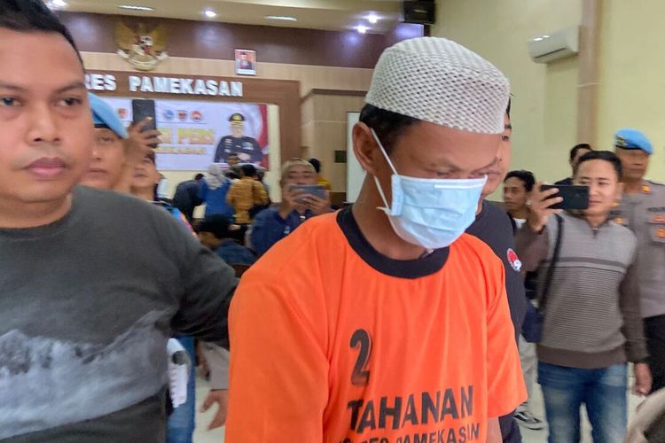 IN, pria asal Kabupaten Lumajang, Jawa Timur, ditangkap Satreskoba Polres Pamekasan karena menyimpan narkoba jenis sabu-sabu seberat 498,88 gram.
