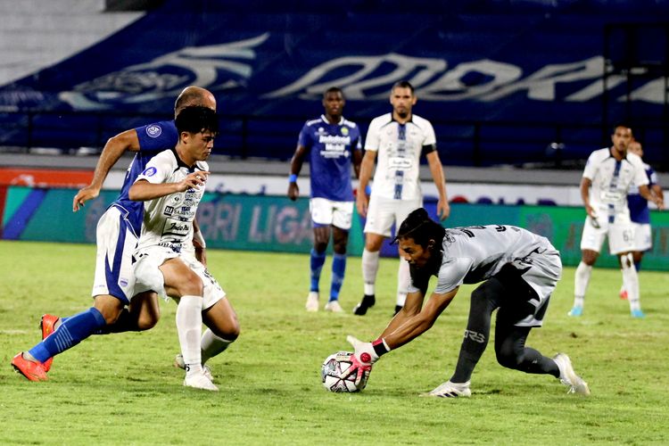 Penjaga gawang PSIS Semarang mengalahkan bola saat pertandingan pekan 25 Liga 1 2021-2022 melawan Persib Bandung yang berakhir dengan skor 0-0 di Stadion Kapten I Wayan Dipta Gianyar, Selasa (15/2/2022) malam.